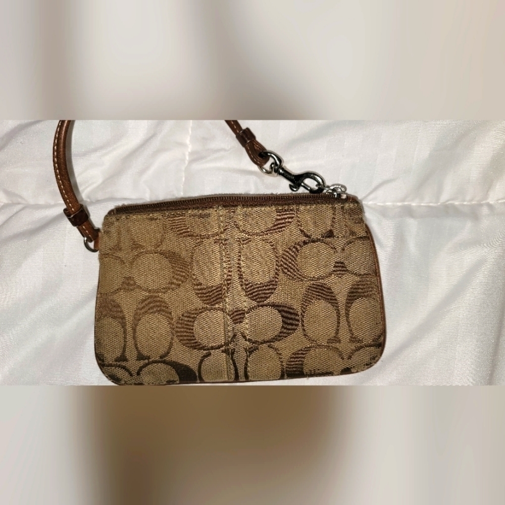 𝅺COACH Corner Zip Wristlet - Picture 9 of 9